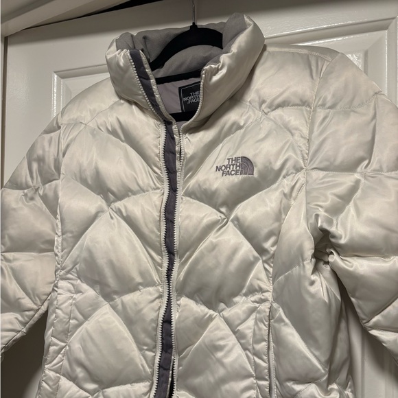The North Face Women's 550 Puffer Jacket - Medium - Picture 2 of 9